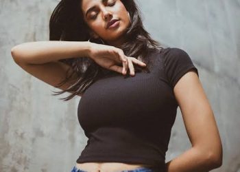 Meenakshi Chaudhary Hot Pics : మదిని దోస్తున్న మీనాక్షి..