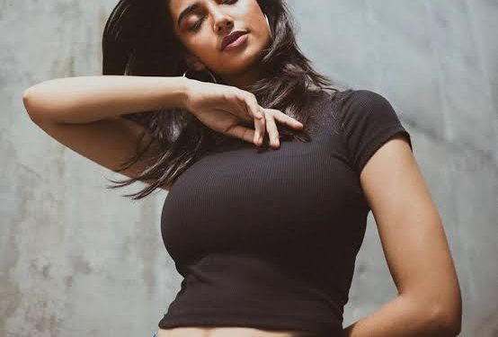 Meenakshi Chaudhary Hot Pics : మదిని దోస్తున్న మీనాక్షి..