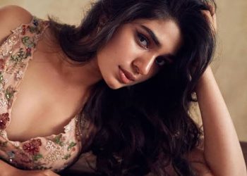Krithi Shetty Hot Pics : హాట్ ఫోజుల్ తో బ్యూటీ ట్రీట్ ఇస్తున్న బేబమ్మ..