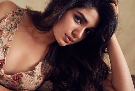 Krithi Shetty Hot Pics : హాట్ ఫోజుల్ తో బ్యూటీ ట్రీట్ ఇస్తున్న బేబమ్మ..