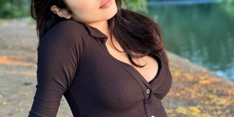 Janhvi Kapoor Hot Pics : ఎన్టీఆర్ హీరోయిన్ జాన్వీ హాట్ పిక్స్..