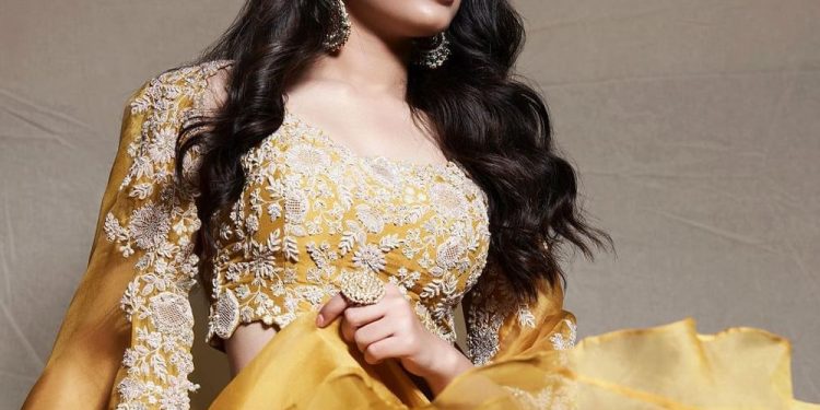 Krithi Shetty Hot Pics : బంగారు వర్ణంలో బేబమ్మ.. కుర్రాళ్ళ గుండెల్లో గుబులు..