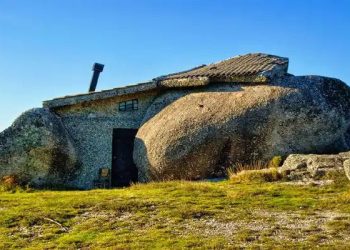 Stone House : రాయిని తొలచి ఇల్లు చేసేసాడు.. ఎక్కడో తెలుసా..!?