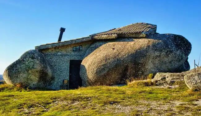 Stone House : రాయిని తొలచి ఇల్లు చేసేసాడు.. ఎక్కడో తెలుసా..!?