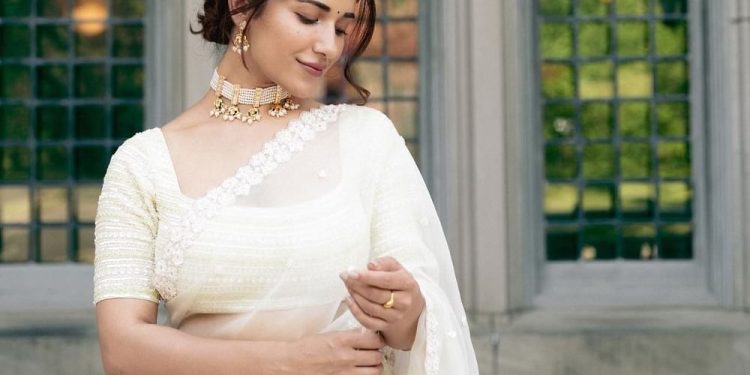 Ruhani Sharma Latest Pics : తెల్ల చీరలో మల్లె పువ్వులా మెరిసిపోతున్న రుహానీ..