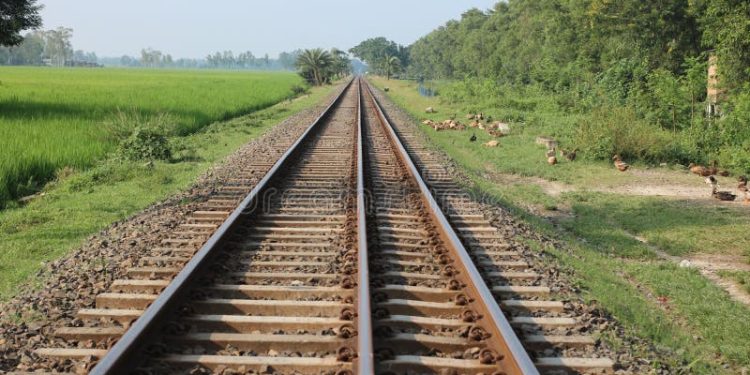 Railway Track : ఆ దేశంలో రైలు మూడు ట్రాక్ లపై నడుస్తుంది.. ఎక్కడంటే..!?