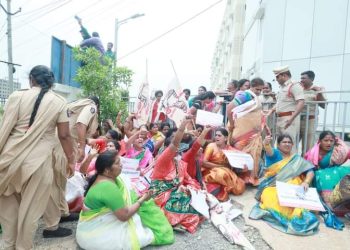 Janasena Veeramahilalu : వాసిరెడ్డి పద్మపై వీరమహిళల నిరసన సెగ..