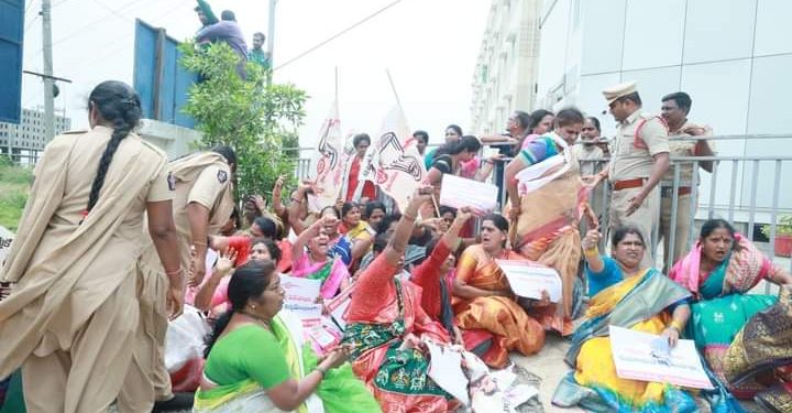 Janasena Veeramahilalu : వాసిరెడ్డి పద్మపై వీరమహిళల నిరసన సెగ..