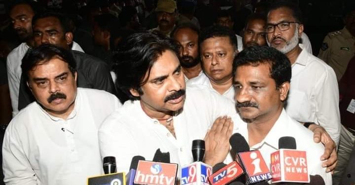 Pawan Kalyan in SP Office : రాజ్యాంగ హక్కులను కాలరాయడం పోలీసులకు తగదు : పవన్ కళ్యాణ్
