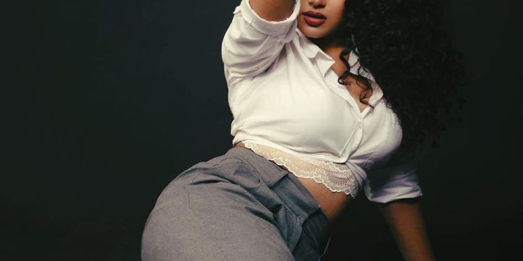 Faria Abdullah Hot Pics : హైదరాబాద్ బ్యూటీ హాట్ ఫోజుల్..