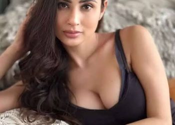Mouni Roy Hot Pics : చూపులతో గుండెల్ని గుచ్చుతున్న మౌనిరాయ్..