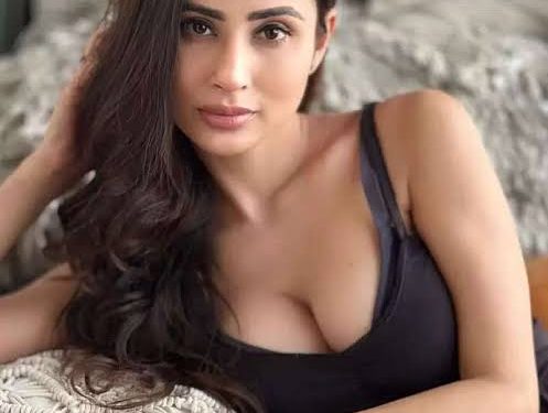 Mouni Roy Hot Pics : చూపులతో గుండెల్ని గుచ్చుతున్న మౌనిరాయ్..
