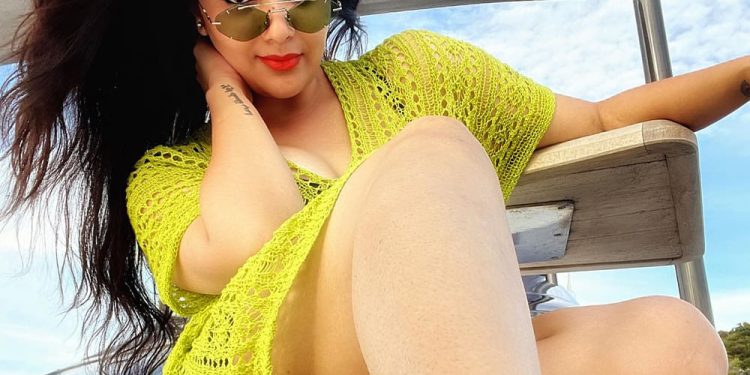 Sreemukhi Hot Pics : కుర్రాళ్ల హీట్ పెంచుతున్న శ్రీముఖి హాట్ పిక్స్..