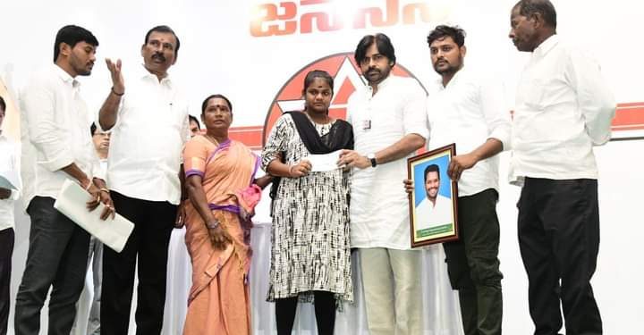 Pawan Kalyan – Janavani : క్రియాశీలక సభ్యుల కుటుంబాలకు రూ.5 లక్షల చెక్కులు..