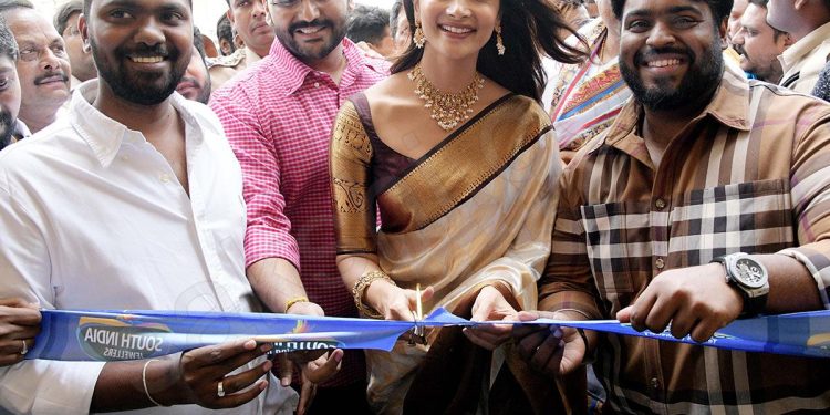 Pooja Hegde : పూజహెగ్డే షాప్ ఓపెనింగ్ కి ఎంత తీసుకుంటుందో తెలిస్తే.. షాక్ అవ్వాల్సిందే..