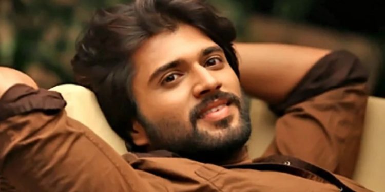 Vijay Devarakonda : రామ్ చరణ్ నీ వదిలి విజయ్ దేవరకొండను వరించిన స్టోరీ..ఈసారి అయినా హిట్ కొడ్తాడా..