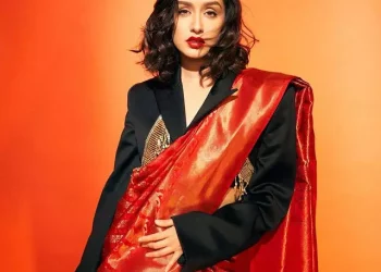 Shraddha Kapoor New look in Saree : వింతైన చీరకట్టులో శ్రద్ధాకపూర్.. షాకింగ్ కామెంట్స్ చేసిన ఫ్యాన్స్ ..