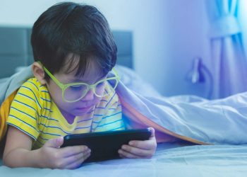 Harms to Children with Mobile : పిల్లలు అదే పనిగా ఫోన్ వాడుతున్నారా.. వెంటనే ఆ అలవాటు మాన్పించండి..