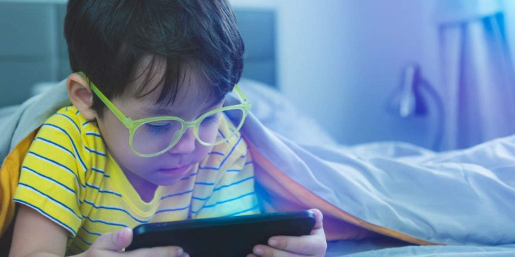 Harms to Children with Mobile : పిల్లలు అదే పనిగా ఫోన్ వాడుతున్నారా.. వెంటనే ఆ అలవాటు మాన్పించండి..