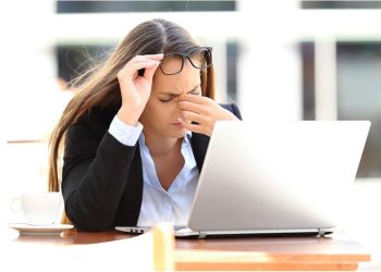 Computers and Mobiles are Dangerous to Eyes : కంప్యూటర్, మొబైల్ స్క్రీన్ ఎక్కువగా చూస్తున్నారా.. మీ కళ్ళు ప్రమాదంలో పడ్డట్టే..