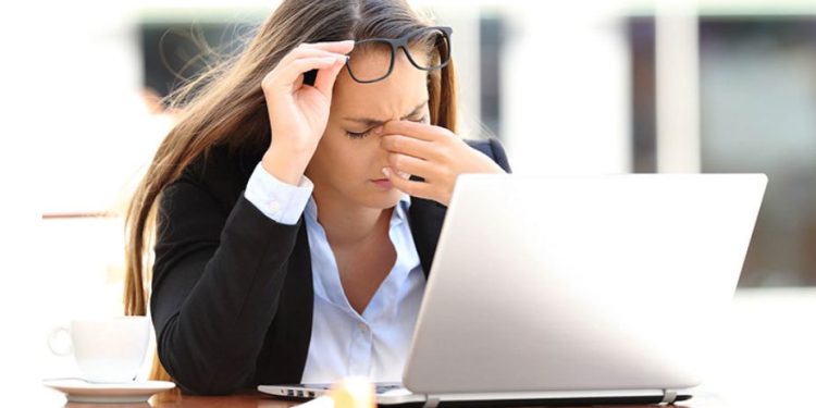 Computers and Mobiles are Dangerous to Eyes : కంప్యూటర్, మొబైల్ స్క్రీన్ ఎక్కువగా చూస్తున్నారా.. మీ కళ్ళు ప్రమాదంలో పడ్డట్టే..
