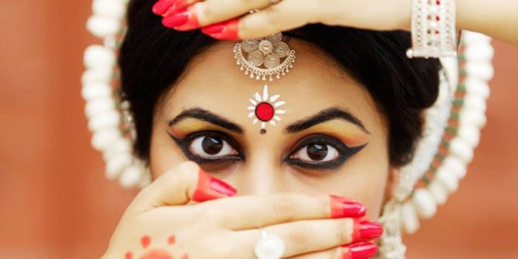 Why Should Women Wear a Blob : నుదుటన బొట్టు పెట్టుకోవడం గురించి సైన్స్ ఎం చెప్తుంది..? బొట్టు ఆడవాళ్లేనా.. మగవాళ్ళు కూడా పెట్టుకోవచ్చా..?