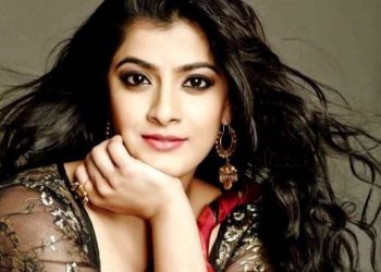Varalakshmi Sarath Kumar Missed the Role in Salaar : సలార్ లో ఛాన్స్ మిస్ చేసుకొని ఇప్పుడు బాధ పడుతున్న లేడి విలన్..ఎవరంటే..?