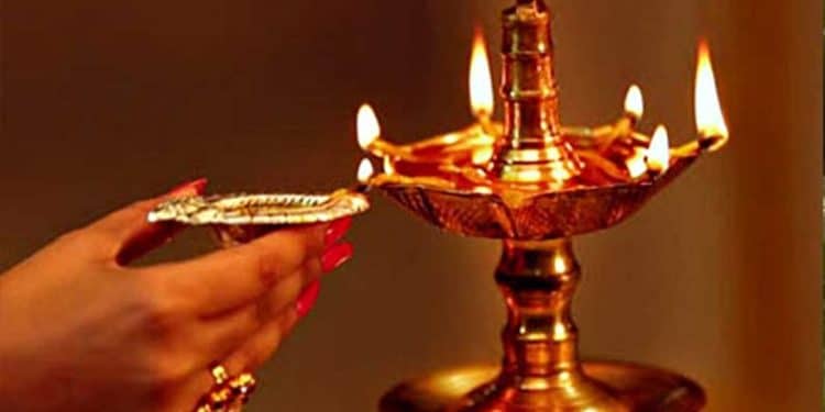 Benefits of Deepam in Front of the House : ప్రతిరోజు సాయంత్రం మీ ఇంటి ముందు దీపం వెలిగిస్తే ఎన్ని ప్రయోజనాలో తెలుసా..!