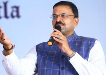 JD Lakshminarayana : ప్రత్యేక హోదా ఇచ్చే బాధ్యత కేంద్రానిదే.. జే డీ లక్ష్మీ నారాయణ..