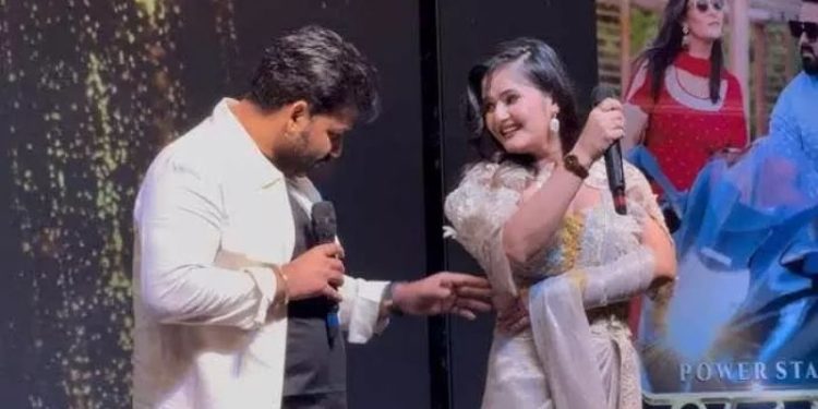 Bhojpuri Star Pawan Singh: స్టేజ్పై హీరోయిన్ నడుము తడిమిన హీరో.. నటుడి అసభ్యప్రవర్తనపై విమర్శలు