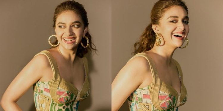 Keerthy Suresh: కలర్ ఫుల్ డ్రెస్సులో కవ్విస్తున్న కీర్తి సురేష్.. ఏం అందం సామీ..?
