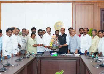 Tollywood: టాలీవుడ్ సినీ కార్మికులు సమ్మె విరమించాలి.. చిత్రీకరణలు కొనసాగించాలన్న మంత్రి!