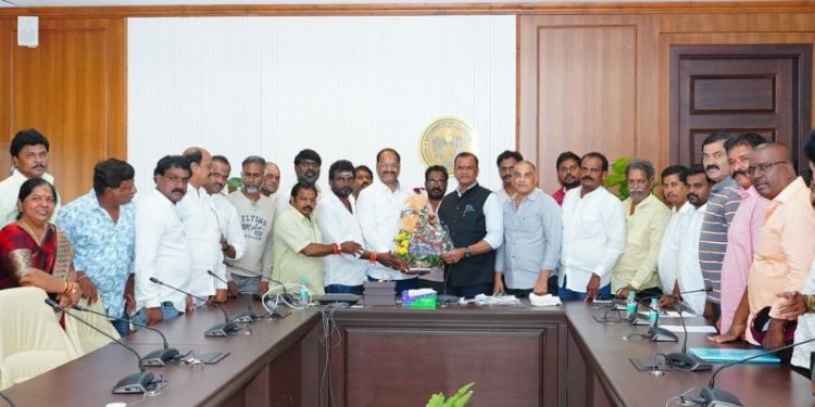 Tollywood: టాలీవుడ్ సినీ కార్మికులు సమ్మె విరమించాలి.. చిత్రీకరణలు కొనసాగించాలన్న మంత్రి!