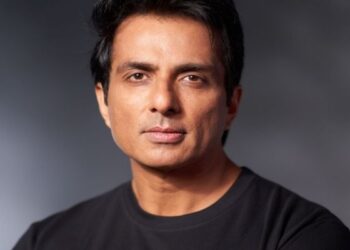 IndiGo: ఇండిగో సంక్షోభం.. గ్రౌండ్ సిబ్బందిపై ఆగ్రహం వద్దు, నటుడు సోనూ సూద్ విజ్ఞప్తి